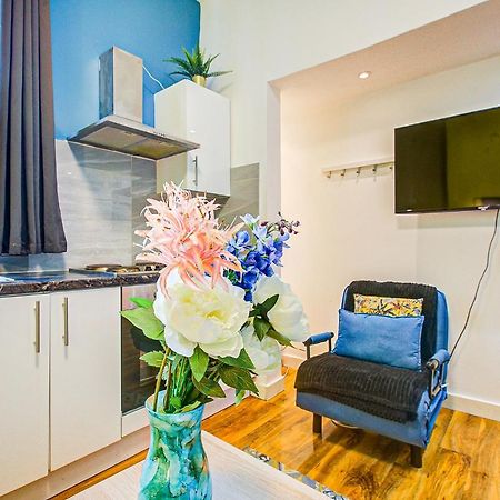 Studio With A Large Toilet And A Separate Room Budget Price Central London Kültér fotó