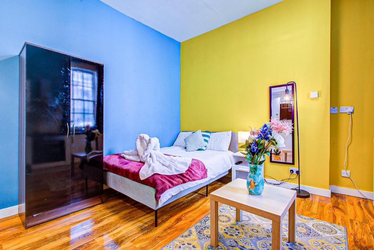 Studio With A Large Toilet And A Separate Room Budget Price Central London Kültér fotó